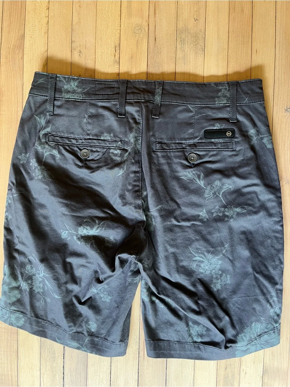 AG grey wanderer shorts w/ tropical print size 30 - Picture 2 of 8